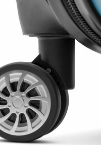 Schwarzes und silbernes Rad eines Koffers mit fünf Speichen-Design, glattem Gummiaußenrand und robuster Befestigung am Kofferrahmen.