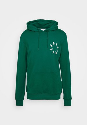 Groene hoodie met capuchon en voorzak, met witte gestileerde bladlogo's die in een cirkelpatroon op de linkerborst zijn gerangschikt.