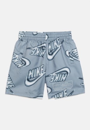 Lichtblauwe Nike zwembroek met herhaalde grote witte Nike-logo's en voorzijzakken.