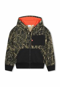 Giacca con cappuccio caratterizzata da una stampa camouflage verde e nera, con un vivace rivestimento arancione, tasca nera e bottoni di accento rossi. Chiusura con zip.