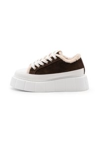 Sneaker in suede marrone con suola piatta in gomma bianca, caratterizzata da una morbida fodera crema e lacci bianchi, design a taglio basso e punta arrotondata.