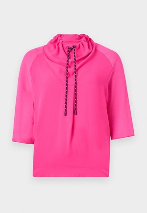 Roze, kortemouwen top met een cowlnek en trekkoord functie. Gladde stof met contrasterende zwart-witte trekkoordaccenten.