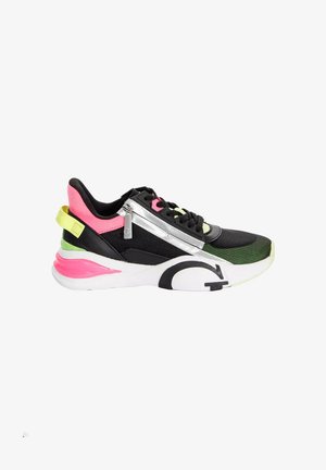Zwarte, groene en roze sportschoen met witte zool, zwarte veters, zilveren rits aan de zijkant en gele trekker aan de hiel.