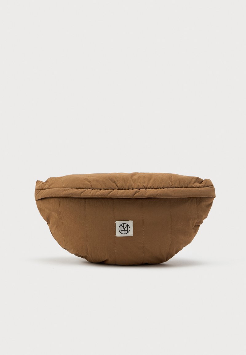 Καφέ επενδεδυμένη τσάντα μέσης με φερμουάρ στην κορυφή και ένα μικρό λευκό λογότυπο στη κεντρική μπροστινή πλευρά.