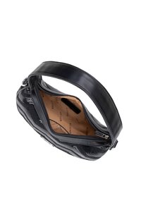 Borsa nera con un esterno in tessuto testurizzato, manico in pelle nera elegante e un ampio scomparto interno con rivestimento beige e dettagli con logo.