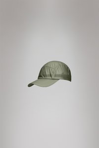 Sapca de culoare verde măsliniu deschis, cu un design rotunjit, realizată dintr-un material moale, având o margine curbă și detalii cusute pe părțile laterale.