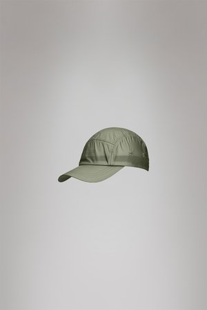 Casquette vert olive clair au design arrondi, fabriquée en tissu doux, avec une visière courbée et des détails cousus sur les côtés.