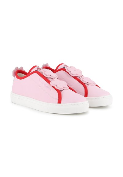 Ροζ αθλητικά παπούτσια τύπου slip-on με κόκκινη επένδυση και τρεις ροζ διακοσμήσεις λουλουδιών σε κάθε παπούτσι και λευκές λαστιχένιες σόλες.