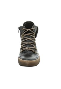 Botte de randonnée en cuir noir avec des accents et des lacets beige, dotée d'un col rembourré et d'une fermeture éclair, surface texturée et semelle en caoutchouc robuste.