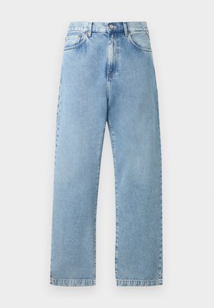 Hellblaue Jeans mit hoher Taille und geradem Bein, mit vorderen Taschen, Gürtelschlaufen, Knopfverschluss und sichtbaren Nähten vor neutralem Hintergrund.