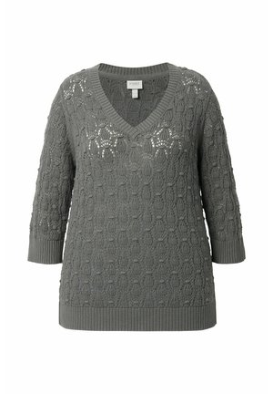 Maglione grigio lavorato a maglia con scollo a V, maniche a tre quarti, polsini e orlo a coste, e un motivo traforato intricato su tutta la superficie.