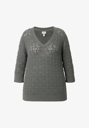 Pull en maille gris avec col en V, manches trois-quarts, poignets et ourlet côtelés, et un motif ajouré complexe sur toute la surface.