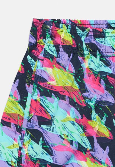 Φωτεινά μαγιό σορτς με πολύχρωμα σχέδια καρχαριών σε ροζ, κίτρινο, μπλε και μωβ σε σκούρο φόντο, με ελαστική μέση.