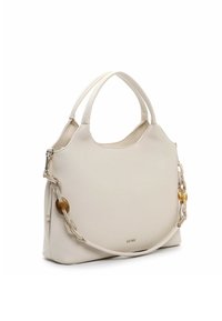 Valkoinen nahkalaukku, jossa on teksturoidu pinta, kaksinkertaiset yläkahvat ja irrotettava ketjuhihna, jossa on kirkkaat ja meripihkanväriset lenkit.