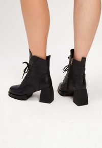 Cesare Gaspari WINTER BOOTS - Stivaletti con plateau - black