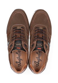 Bruine veterschoenen van een combinatie van gestructureerd mesh en suede. Voorzien van contrasterende stiksels, een geperst logo en donkere accenten op de veters.