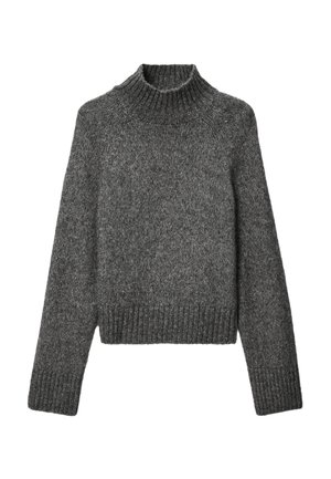 Pull en tricot gris avec un col montant, des poignets et un ourlet côtelés, présentant une finition douce et texturée. Design décontracté avec manches longues et coupe ample.