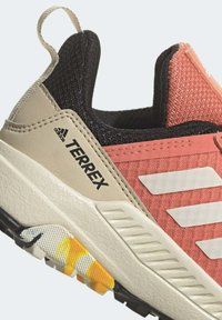 adidas Terrex TERREX TRAILMAKER RAIN.RDY HIKING - Zapatillas de senderismo - white coral gold coloured