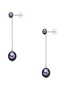 Pendientes largos de cadena de plata que presentan perlas redondas de color púrpura oscuro en la parte superior e inferior. Las perlas tienen una superficie lisa y reflectante.