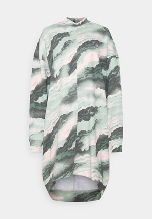 Jurk met lange mouwen en een hoge hals met een abstract groen, zwart en roze marmerachtig patroon, met een gebogen zoom en een losse pasvorm.