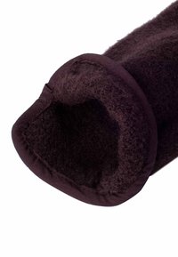 Tube en feutre marron avec une surface texturée et une bordure sombre et lisse à l'ouverture. Doublure intérieure douce pour le confort et la chaleur.