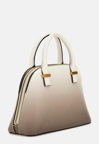 Sac à main à effet ombré blanc et beige, en matériau texturé, avec une fermeture éclair et deux poignées arrondies ornées de détails en métal doré.