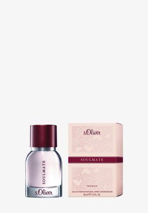 Flacon de parfum pour femme s.Oliver SOULMATE avec un bouchon rouge foncé, posé à côté d'une boîte assortie rose clair portant le nom de la marque et du produit, taille indiquée de 30 ml.
