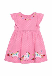 Roze katoenen jurk met witte stippen, vlinderslierten, geborduurde eenhoorns, bloemen en aardbeien aan de zoom; knoopsluiting aan de achterkant.