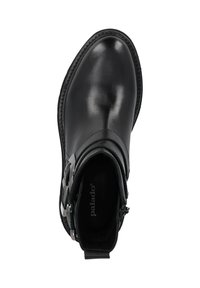 Bota de cuero negro hasta el tobillo con punta redonda, cremallera lateral y acentos de hardware decorativo. Presenta costuras texturizadas a lo largo de la suela.