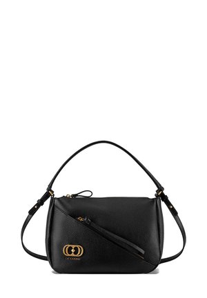 Borsa a mano in pelle nera con finitura testurizzata, caratterizzata da un logo dorato, chiusura con zip e sia tracolla che manici.