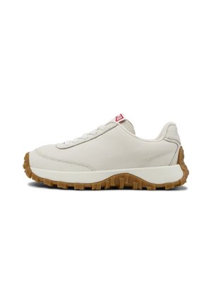 Baskets en cuir blanc avec semelle en caoutchouc texturé de couleur beige. Présentent des lacets blancs, un col rembourré et un accent de logo rouge près du haut.
