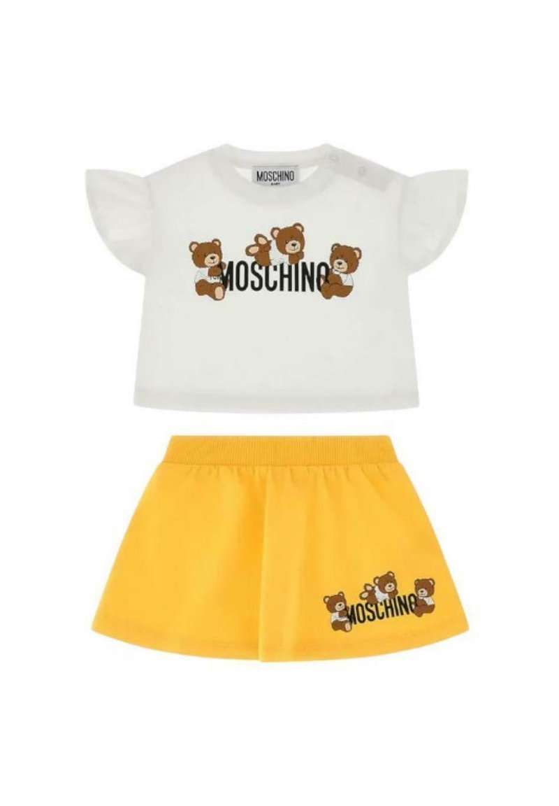 Weißes Kurzarmhemd mit Bärenmotiven und "MOSCHINO"-Text, kombiniert mit einem gelben Rock mit elastischem Bund, der das gleiche Bärenmotiv aufweist.