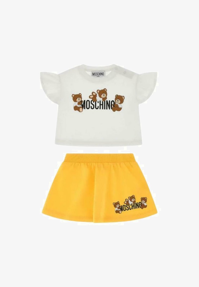 Witte korte mouwen shirt met berenafbeeldingen en "MOSCHINO" tekst, gecombineerd met een gele rok met elastische taille die hetzelfde berenontwerp heeft.