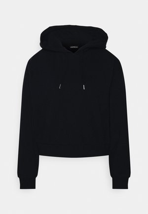 Zwarte cropped hoodie met lange mouwen, voorzak en verstelbare trekkoorden aan de capuchon, getoond tegen een witte achtergrond.