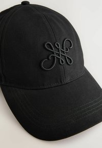 Sort baseballcap lavet af stof med et broderet logo foran. Har en buet skygge og synlig søm langs kanten.