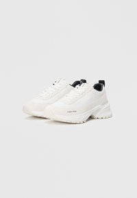 Pantofi sport albi, cu o combinație de texturi netede și de piele întoarsă, vârf rotund, tocul negru contrastant și branding Calvin Klein.