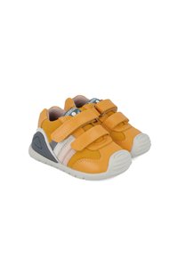 Zapatos para niños de cuero y ante naranja con dos correas de velcro, detalles grises y una suela de goma texturizada. Presenta un diseño de rayas en los laterales.