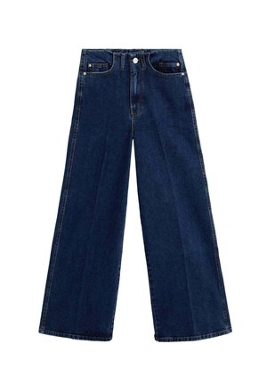 Jeans in denim scuro a gamba larga con un classico design a cinque tasche, dotati di un bottone frontale e chiusura con zip, e una textura liscia.