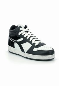 Sneaker alta in pelle nera e bianca, con punta perforata, pannelli a contrasto e lacci bianchi. Suola in gomma texturizzata.
