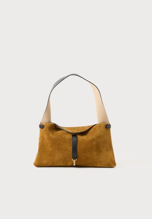 Sac d'épaule en daim marron doux avec une large sangle beige, une bordure noire et une petite boucle dorée au centre avant.