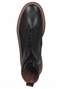 Botín negro de cuero hasta el tobillo con superficie texturizada, parte delantera con cordones y cremallera lateral. Detalle de costuras en contraste marrón y interior acolchado.