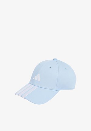 Cappellino da baseball azzurro chiaro con logo Adidas bianco e tre strisce bianche sulla visiera, mostrato su sfondo bianco.