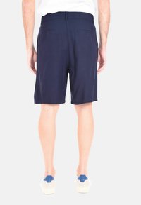 Pantaloni corti navy realizzati in un tessuto morbido, con una vita standard, due tasche posteriori e una vestibilità dritta.