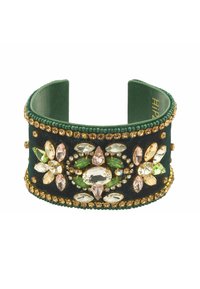 Manchette en daim vert ornée de pierres précieuses multi-couleurs, de perles dorées et de motifs floraux. Texture lisse avec un design élégant.