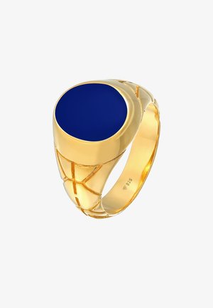 Guldbelagt ring med en stor blå sten, tekstureret band med geometriske mønstre og en blank finish. Markeret 925 for sølv.