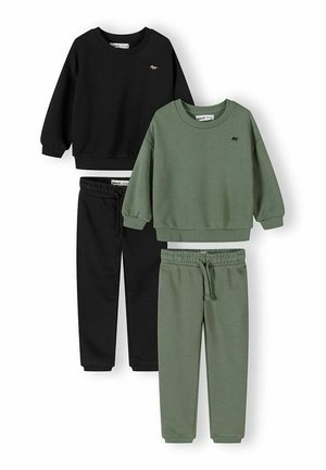 Dwa zestawy dresów dla dzieci, jeden czarny z haftowanym zwierzątkiem, drugi oliwkowozielony z dopasowanymi spodniami dresowymi i ściągaczem w pasie na sznurek.
