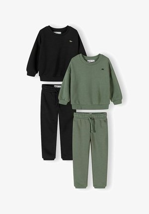 Deux ensembles de vêtements de sport pour enfants, un noir avec un animal brodé, un vert olive avec un pantalon de survêtement assorti et une taille élastique avec cordon.
