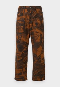 Braune gemusterte Hose mit einer Collage aus dunklen Designs, ausgestelltem Bein, standardmäßiger Knopf- und Reißverschlussöffnung sowie fünf Taschen.