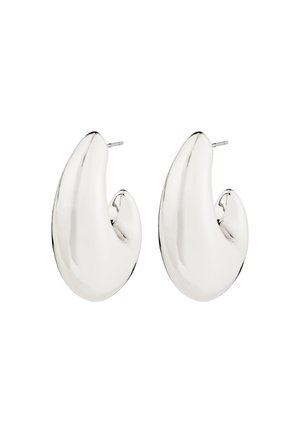 Paire de boucles d'oreilles en métal argenté brillant avec un design lisse et courbé et des fermoirs à poussette sur fond blanc.