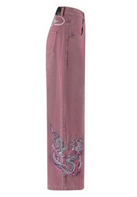 Rosa denimbyxor, design med vida ben, med en detaljerad drakbroderi i lila och vitt på vänster ben. Synliga sömmar.